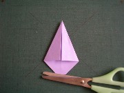 折り紙織り方写真/アジサイNo.[19] <br />はさみで切ります。