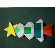 折り紙折り方写真/クリスマスツリーNo.[82] <br />星の飾りをつけたクリスマスツリーです。